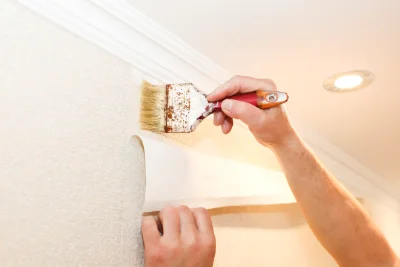 Pose de papier peint à Chemin — revêtements muraux et toiles de verre